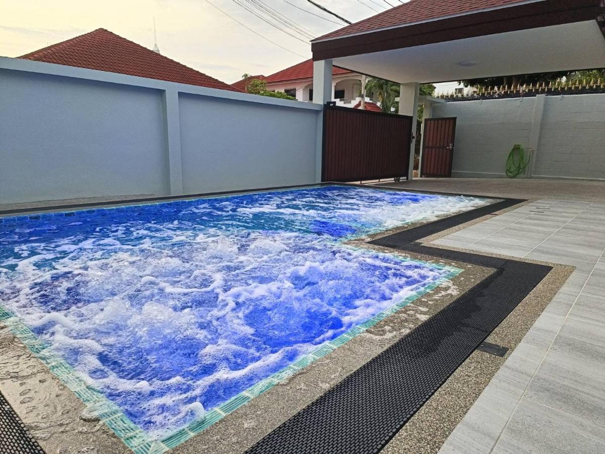 Private Pool Villa With Jacuzzi At Royal Park Village - Walk To The Beach - 6 People - Max 3 Males (Adults Only) Jomtien Beach Buitenkant foto